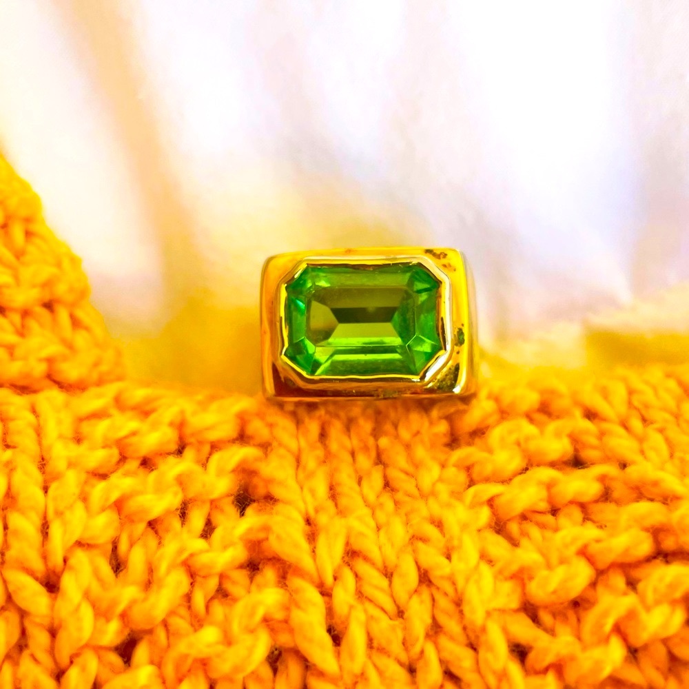 Vintage art deco gold ring with luminous peridot green stone